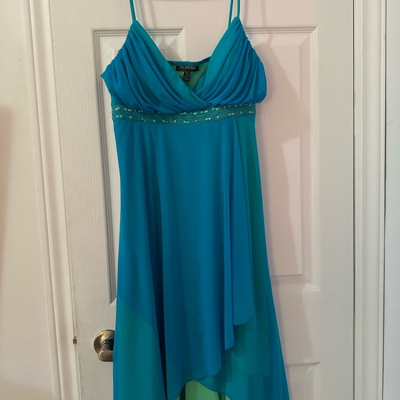 "Elegance Unveiled: The Perfect Evening Gown for Every Occasion" - Picture 2 of 3